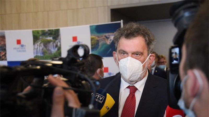 Fuchs: Škole neće profunkcionirati dok se ne cijepi dovoljan broj građana